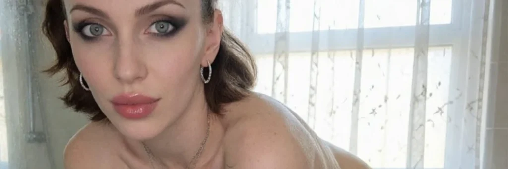 beautiful blue eyed woman on french sex cams